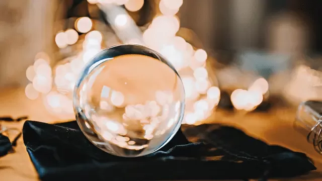 透明の球体の水晶の写真