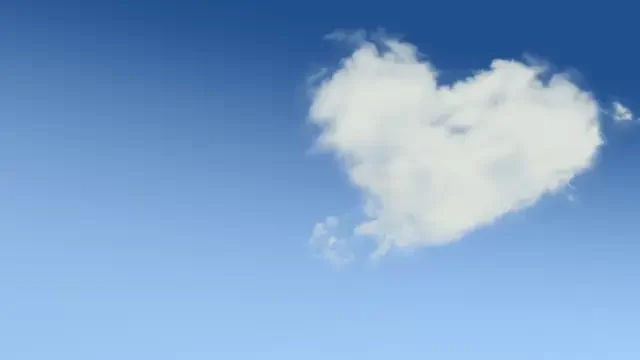 青い空にハート型の雲が浮かんでいる写真
