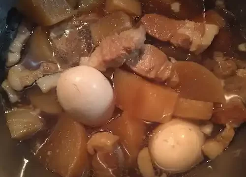 大根と豚バラの煮物にゆで卵が入ってる写真